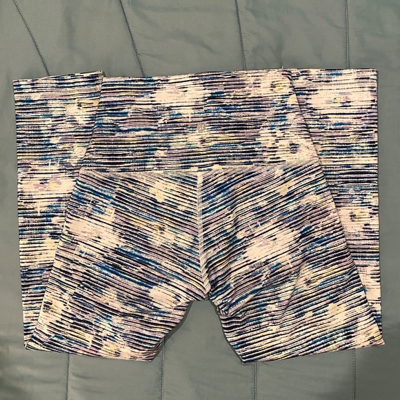Lululemon Wunder Under High Rise Crop 21" in Blurry Belle Multi (Size 6) - Picture 5 of 7